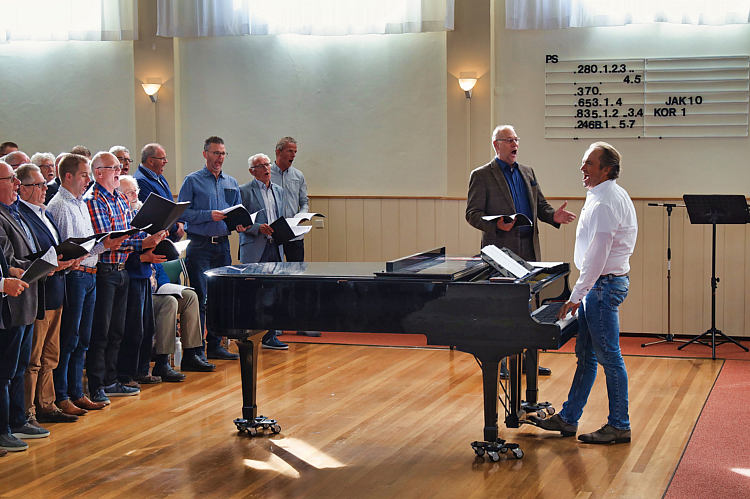27 okt 2018 - Groot mannenkoor Midden Holland en gemengd koor Encore in de Geref.Kerk_34